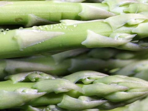 Groene asperges bakken